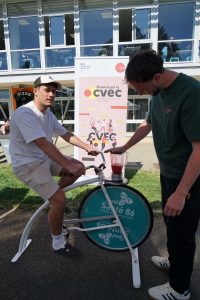 étudiant sur le vélosmoothie